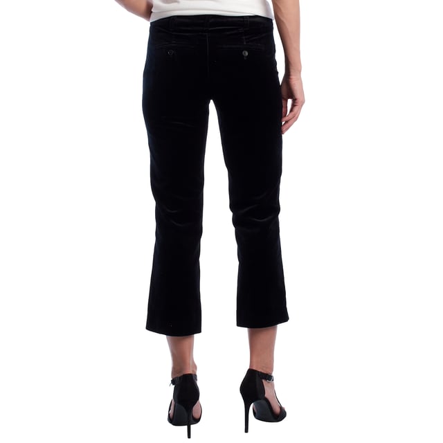 Pantalón de terciopelo Zadig & Voltaire con bajo cropped y diseño entallado.\n\nEste pantalón de Zadig & Voltaire destaca por su corte recto ligeramente acampanado y su confección en terciopelo suave, que aporta textura y un acabado sofisticado. De largo tobillero y estilo estructurado, presenta bolsillos delanteros oblicuos, bolsillos traseros con botón y cierre con botones, doble corchete y botón interior. \n\nDetalles:\n- Tipo de prenda: Pantalón recto cropped.\n- Material: Terciopelo suave con cuerpo.\n- Estilo: Largo al tobillo, ligeramente acampanado.\n- Bolsillos: Laterales oblicuos y bolsillos traseros con botón.\n- Cierre: Botones ocultos con doble corchete y botón interior.\n\nEste pantalón de Zadig & Voltaire añade un toque lujoso y contemporáneo al fondo de armario, ideal para transiciones entre el día y la noche.\n Composición: 100% Algodón\n Cuidados:\nLavar a mano con agua fría o a máquina en programa delicado.\nUtilizar detergente suave y evitar el uso de lejía.\nNo secar en secadora; secar en plano o colgado a la sombra.