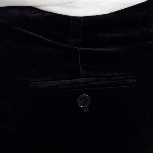Pantalón de terciopelo Zadig & Voltaire con bajo cropped y diseño entallado.\n\nEste pantalón de Zadig & Voltaire destaca por su corte recto ligeramente acampanado y su confección en terciopelo suave, que aporta textura y un acabado sofisticado. De largo tobillero y estilo estructurado, presenta bolsillos delanteros oblicuos, bolsillos traseros con botón y cierre con botones, doble corchete y botón interior. \n\nDetalles:\n- Tipo de prenda: Pantalón recto cropped.\n- Material: Terciopelo suave con cuerpo.\n- Estilo: Largo al tobillo, ligeramente acampanado.\n- Bolsillos: Laterales oblicuos y bolsillos traseros con botón.\n- Cierre: Botones ocultos con doble corchete y botón interior.\n\nEste pantalón de Zadig & Voltaire añade un toque lujoso y contemporáneo al fondo de armario, ideal para transiciones entre el día y la noche.\n Composición: 100% Algodón\n Cuidados:\nLavar a mano con agua fría o a máquina en programa delicado.\nUtilizar detergente suave y evitar el uso de lejía.\nNo secar en secadora; secar en plano o colgado a la sombra.