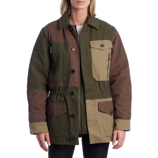 Chaqueta desmontable Zadig & Voltaire en patchwork de tonos tierra. Diseño 2 en 1 con interior acolchado Chaqueta desmontable Zadig & Voltaire estilo utilitario. Diseño 2 en 1 con interior acolchado extraíble.\n\nChaqueta de Zadig & Voltaire con diseño funcional y contemporáneo. Compuesta por una parka exterior con bloques en contraste y múltiples bolsillos de inspiración cargo, incorpora un plumífero interior desmontable que se sujeta mediante cremallera. Esta doble estructura permite usar ambas piezas juntas o por separado, adaptándose a distintas estaciones y estilos.\n\nDetalles:\nCorte: Recto, con ajuste interno en la cintura.\nExterior: Parka con cuello camisero, cierre de botones a presión y bolsillos de solapa y cremallera.\nInterior: Abrigo acolchado independiente, ligero y sin cuello, con cremallera frontal.\nEstilo: Utilitario y contemporáneo con bloques de contraste.\nFuncionalidad: Prenda 2 en 1 desmontable, adaptable a distintas temperaturas.\n\nDiseño inteligente que combina moda y funcionalidad, pensado para acompañarte con estilo en cualquier momento del año.\n Composición: Parka: 100% Algodón; Bomber: 100% Poliéster\n Cuidados:\nLavar a mano o en ciclo delicado a baja temperatura.\nNo usar lejía ni blanqueadores.\nNo secar en secadora; se recomienda secado en plano.\nPlanchar a baja temperatura solo si es necesario.