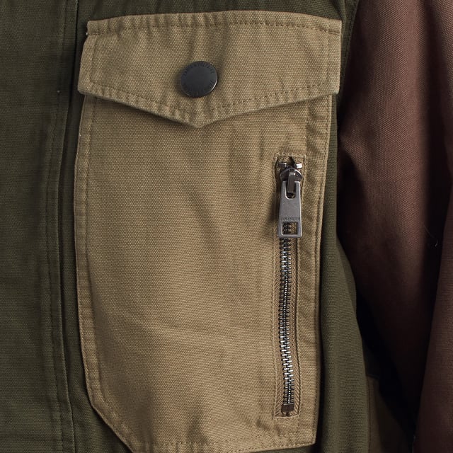 Chaqueta desmontable Zadig & Voltaire en patchwork de tonos tierra. Diseño 2 en 1 con interior acolchado Chaqueta desmontable Zadig & Voltaire estilo utilitario. Diseño 2 en 1 con interior acolchado extraíble.\n\nChaqueta de Zadig & Voltaire con diseño funcional y contemporáneo. Compuesta por una parka exterior con bloques en contraste y múltiples bolsillos de inspiración cargo, incorpora un plumífero interior desmontable que se sujeta mediante cremallera. Esta doble estructura permite usar ambas piezas juntas o por separado, adaptándose a distintas estaciones y estilos.\n\nDetalles:\nCorte: Recto, con ajuste interno en la cintura.\nExterior: Parka con cuello camisero, cierre de botones a presión y bolsillos de solapa y cremallera.\nInterior: Abrigo acolchado independiente, ligero y sin cuello, con cremallera frontal.\nEstilo: Utilitario y contemporáneo con bloques de contraste.\nFuncionalidad: Prenda 2 en 1 desmontable, adaptable a distintas temperaturas.\n\nDiseño inteligente que combina moda y funcionalidad, pensado para acompañarte con estilo en cualquier momento del año.\n Composición: Parka: 100% Algodón; Bomber: 100% Poliéster\n Cuidados:\nLavar a mano o en ciclo delicado a baja temperatura.\nNo usar lejía ni blanqueadores.\nNo secar en secadora; se recomienda secado en plano.\nPlanchar a baja temperatura solo si es necesario.