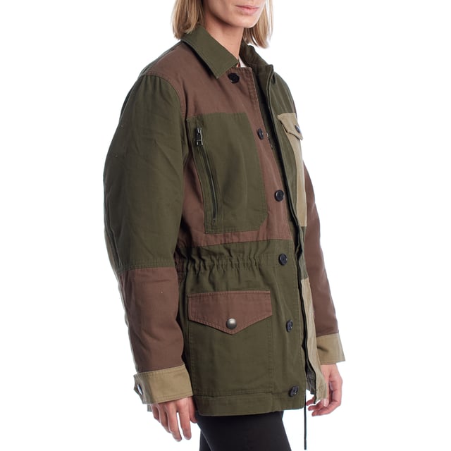 Chaqueta desmontable Zadig & Voltaire en patchwork de tonos tierra. Diseño 2 en 1 con interior acolchado Chaqueta desmontable Zadig & Voltaire estilo utilitario. Diseño 2 en 1 con interior acolchado extraíble.\n\nChaqueta de Zadig & Voltaire con diseño funcional y contemporáneo. Compuesta por una parka exterior con bloques en contraste y múltiples bolsillos de inspiración cargo, incorpora un plumífero interior desmontable que se sujeta mediante cremallera. Esta doble estructura permite usar ambas piezas juntas o por separado, adaptándose a distintas estaciones y estilos.\n\nDetalles:\nCorte: Recto, con ajuste interno en la cintura.\nExterior: Parka con cuello camisero, cierre de botones a presión y bolsillos de solapa y cremallera.\nInterior: Abrigo acolchado independiente, ligero y sin cuello, con cremallera frontal.\nEstilo: Utilitario y contemporáneo con bloques de contraste.\nFuncionalidad: Prenda 2 en 1 desmontable, adaptable a distintas temperaturas.\n\nDiseño inteligente que combina moda y funcionalidad, pensado para acompañarte con estilo en cualquier momento del año.\n Composición: Parka: 100% Algodón; Bomber: 100% Poliéster\n Cuidados:\nLavar a mano o en ciclo delicado a baja temperatura.\nNo usar lejía ni blanqueadores.\nNo secar en secadora; se recomienda secado en plano.\nPlanchar a baja temperatura solo si es necesario.