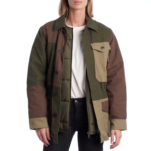 Chaqueta desmontable Zadig & Voltaire en patchwork de tonos tierra. Diseño 2 en 1 con interior acolchado Chaqueta desmontable Zadig & Voltaire estilo utilitario. Diseño 2 en 1 con interior acolchado extraíble.\n\nChaqueta de Zadig & Voltaire con diseño funcional y contemporáneo. Compuesta por una parka exterior con bloques en contraste y múltiples bolsillos de inspiración cargo, incorpora un plumífero interior desmontable que se sujeta mediante cremallera. Esta doble estructura permite usar ambas piezas juntas o por separado, adaptándose a distintas estaciones y estilos.\n\nDetalles:\nCorte: Recto, con ajuste interno en la cintura.\nExterior: Parka con cuello camisero, cierre de botones a presión y bolsillos de solapa y cremallera.\nInterior: Abrigo acolchado independiente, ligero y sin cuello, con cremallera frontal.\nEstilo: Utilitario y contemporáneo con bloques de contraste.\nFuncionalidad: Prenda 2 en 1 desmontable, adaptable a distintas temperaturas.\n\nDiseño inteligente que combina moda y funcionalidad, pensado para acompañarte con estilo en cualquier momento del año.\n Composición: Parka: 100% Algodón; Bomber: 100% Poliéster\n Cuidados:\nLavar a mano o en ciclo delicado a baja temperatura.\nNo usar lejía ni blanqueadores.\nNo secar en secadora; se recomienda secado en plano.\nPlanchar a baja temperatura solo si es necesario.