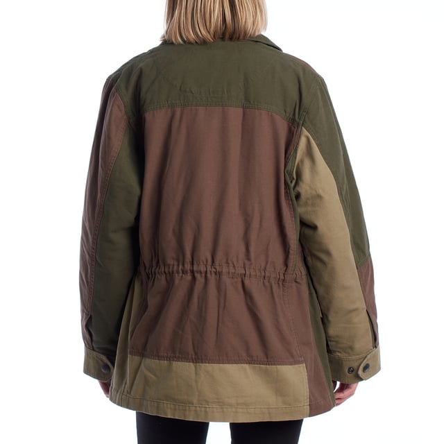 Chaqueta desmontable Zadig & Voltaire en patchwork de tonos tierra. Diseño 2 en 1 con interior acolchado Chaqueta desmontable Zadig & Voltaire estilo utilitario. Diseño 2 en 1 con interior acolchado extraíble.\n\nChaqueta de Zadig & Voltaire con diseño funcional y contemporáneo. Compuesta por una parka exterior con bloques en contraste y múltiples bolsillos de inspiración cargo, incorpora un plumífero interior desmontable que se sujeta mediante cremallera. Esta doble estructura permite usar ambas piezas juntas o por separado, adaptándose a distintas estaciones y estilos.\n\nDetalles:\nCorte: Recto, con ajuste interno en la cintura.\nExterior: Parka con cuello camisero, cierre de botones a presión y bolsillos de solapa y cremallera.\nInterior: Abrigo acolchado independiente, ligero y sin cuello, con cremallera frontal.\nEstilo: Utilitario y contemporáneo con bloques de contraste.\nFuncionalidad: Prenda 2 en 1 desmontable, adaptable a distintas temperaturas.\n\nDiseño inteligente que combina moda y funcionalidad, pensado para acompañarte con estilo en cualquier momento del año.\n Composición: Parka: 100% Algodón; Bomber: 100% Poliéster\n Cuidados:\nLavar a mano o en ciclo delicado a baja temperatura.\nNo usar lejía ni blanqueadores.\nNo secar en secadora; se recomienda secado en plano.\nPlanchar a baja temperatura solo si es necesario.