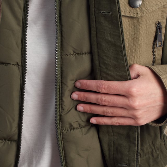 Chaqueta desmontable Zadig & Voltaire en patchwork de tonos tierra. Diseño 2 en 1 con interior acolchado Chaqueta desmontable Zadig & Voltaire estilo utilitario. Diseño 2 en 1 con interior acolchado extraíble.\n\nChaqueta de Zadig & Voltaire con diseño funcional y contemporáneo. Compuesta por una parka exterior con bloques en contraste y múltiples bolsillos de inspiración cargo, incorpora un plumífero interior desmontable que se sujeta mediante cremallera. Esta doble estructura permite usar ambas piezas juntas o por separado, adaptándose a distintas estaciones y estilos.\n\nDetalles:\nCorte: Recto, con ajuste interno en la cintura.\nExterior: Parka con cuello camisero, cierre de botones a presión y bolsillos de solapa y cremallera.\nInterior: Abrigo acolchado independiente, ligero y sin cuello, con cremallera frontal.\nEstilo: Utilitario y contemporáneo con bloques de contraste.\nFuncionalidad: Prenda 2 en 1 desmontable, adaptable a distintas temperaturas.\n\nDiseño inteligente que combina moda y funcionalidad, pensado para acompañarte con estilo en cualquier momento del año.\n Composición: Parka: 100% Algodón; Bomber: 100% Poliéster\n Cuidados:\nLavar a mano o en ciclo delicado a baja temperatura.\nNo usar lejía ni blanqueadores.\nNo secar en secadora; se recomienda secado en plano.\nPlanchar a baja temperatura solo si es necesario.