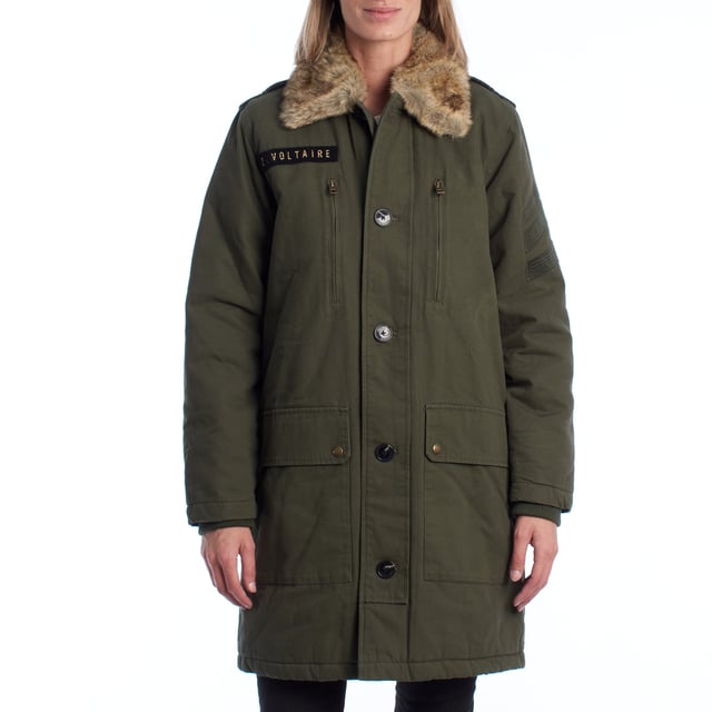 Parka larga de Zadig & Voltaire con diseño funcional y espíritu utilitario. Presenta un corte recto con largo por encima de la rodilla y cierre de botones frontales. El cuello está rematado con un forro de pelo sintético extraíble que añade calidez y contraste de texturas. Incluye bolsillos amplios con solapa, cremallera y botón, así como detalles bordados y una etiqueta bordada con el nombre de la firma.\n\nDetalles:\n- Corte: Recto, largo medio.\n- Exterior: Parka con cierre de botones, bolsillos múltiples y bordado de inspiración militar.\n- Interior: Forro acolchado de costura ondulada para mayor aislamiento.\n- Cuello: Pelo sintético desmontable para adaptar la prenda a diferentes temperaturas.\n- Funcionalidad: Diseño robusto y práctico con estética contemporánea.\n\nPerfecta para quienes buscan una chaqueta cálida con carácter, ideal para looks casuales con personalidad.\n Composición: Exterior: 100% Algodón; Interior: 100% Poliéster\n Cuidados:\nLimpieza en seco recomendada para preservar la estructura y los detalles del tejido.\nNo usar lejía ni blanqueadores.\n\nNo utilizar secadora.\n\nPlanchar a temperatura baja si es necesario, evitando el área del pelo sintético.