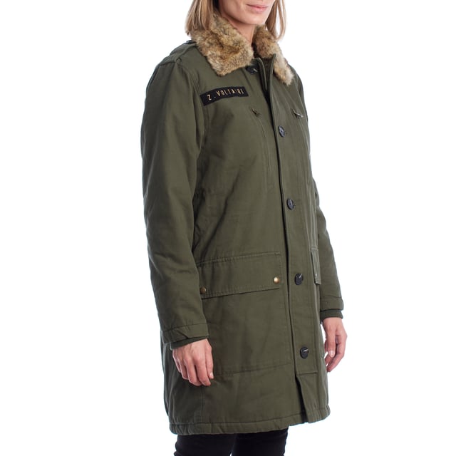 Parka larga de Zadig & Voltaire con diseño funcional y espíritu utilitario. Presenta un corte recto con largo por encima de la rodilla y cierre de botones frontales. El cuello está rematado con un forro de pelo sintético extraíble que añade calidez y contraste de texturas. Incluye bolsillos amplios con solapa, cremallera y botón, así como detalles bordados y una etiqueta bordada con el nombre de la firma.\n\nDetalles:\n- Corte: Recto, largo medio.\n- Exterior: Parka con cierre de botones, bolsillos múltiples y bordado de inspiración militar.\n- Interior: Forro acolchado de costura ondulada para mayor aislamiento.\n- Cuello: Pelo sintético desmontable para adaptar la prenda a diferentes temperaturas.\n- Funcionalidad: Diseño robusto y práctico con estética contemporánea.\n\nPerfecta para quienes buscan una chaqueta cálida con carácter, ideal para looks casuales con personalidad.\n Composición: Exterior: 100% Algodón; Interior: 100% Poliéster\n Cuidados:\nLimpieza en seco recomendada para preservar la estructura y los detalles del tejido.\nNo usar lejía ni blanqueadores.\n\nNo utilizar secadora.\n\nPlanchar a temperatura baja si es necesario, evitando el área del pelo sintético.