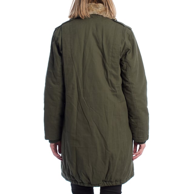 Parka larga de Zadig & Voltaire con diseño funcional y espíritu utilitario. Presenta un corte recto con largo por encima de la rodilla y cierre de botones frontales. El cuello está rematado con un forro de pelo sintético extraíble que añade calidez y contraste de texturas. Incluye bolsillos amplios con solapa, cremallera y botón, así como detalles bordados y una etiqueta bordada con el nombre de la firma.\n\nDetalles:\n- Corte: Recto, largo medio.\n- Exterior: Parka con cierre de botones, bolsillos múltiples y bordado de inspiración militar.\n- Interior: Forro acolchado de costura ondulada para mayor aislamiento.\n- Cuello: Pelo sintético desmontable para adaptar la prenda a diferentes temperaturas.\n- Funcionalidad: Diseño robusto y práctico con estética contemporánea.\n\nPerfecta para quienes buscan una chaqueta cálida con carácter, ideal para looks casuales con personalidad.\n Composición: Exterior: 100% Algodón; Interior: 100% Poliéster\n Cuidados:\nLimpieza en seco recomendada para preservar la estructura y los detalles del tejido.\nNo usar lejía ni blanqueadores.\n\nNo utilizar secadora.\n\nPlanchar a temperatura baja si es necesario, evitando el área del pelo sintético.