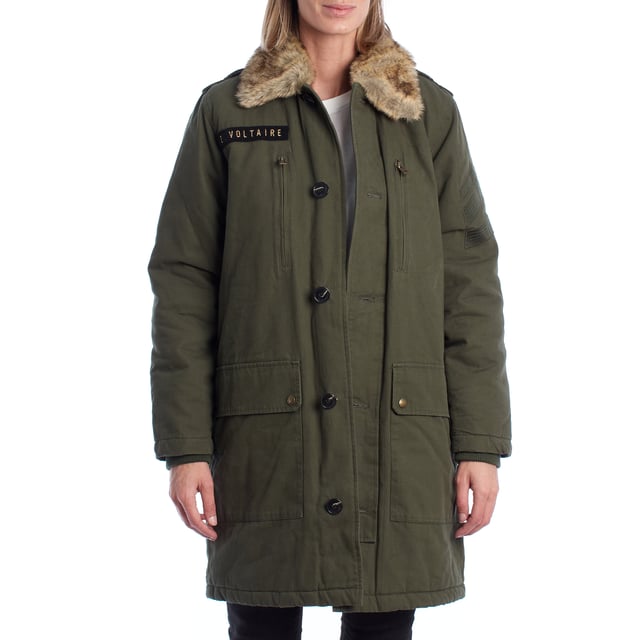 Parka larga de Zadig & Voltaire con diseño funcional y espíritu utilitario. Presenta un corte recto con largo por encima de la rodilla y cierre de botones frontales. El cuello está rematado con un forro de pelo sintético extraíble que añade calidez y contraste de texturas. Incluye bolsillos amplios con solapa, cremallera y botón, así como detalles bordados y una etiqueta bordada con el nombre de la firma.\n\nDetalles:\n- Corte: Recto, largo medio.\n- Exterior: Parka con cierre de botones, bolsillos múltiples y bordado de inspiración militar.\n- Interior: Forro acolchado de costura ondulada para mayor aislamiento.\n- Cuello: Pelo sintético desmontable para adaptar la prenda a diferentes temperaturas.\n- Funcionalidad: Diseño robusto y práctico con estética contemporánea.\n\nPerfecta para quienes buscan una chaqueta cálida con carácter, ideal para looks casuales con personalidad.\n Composición: Exterior: 100% Algodón; Interior: 100% Poliéster\n Cuidados:\nLimpieza en seco recomendada para preservar la estructura y los detalles del tejido.\nNo usar lejía ni blanqueadores.\n\nNo utilizar secadora.\n\nPlanchar a temperatura baja si es necesario, evitando el área del pelo sintético.