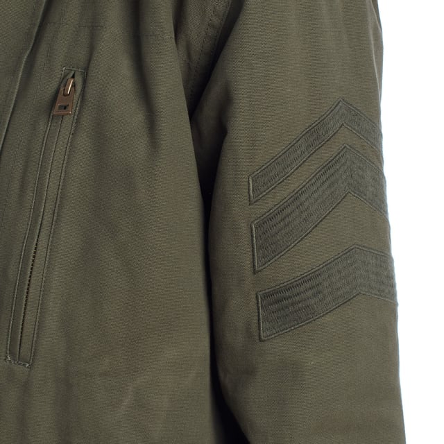 Parka larga de Zadig & Voltaire con diseño funcional y espíritu utilitario. Presenta un corte recto con largo por encima de la rodilla y cierre de botones frontales. El cuello está rematado con un forro de pelo sintético extraíble que añade calidez y contraste de texturas. Incluye bolsillos amplios con solapa, cremallera y botón, así como detalles bordados y una etiqueta bordada con el nombre de la firma.\n\nDetalles:\n- Corte: Recto, largo medio.\n- Exterior: Parka con cierre de botones, bolsillos múltiples y bordado de inspiración militar.\n- Interior: Forro acolchado de costura ondulada para mayor aislamiento.\n- Cuello: Pelo sintético desmontable para adaptar la prenda a diferentes temperaturas.\n- Funcionalidad: Diseño robusto y práctico con estética contemporánea.\n\nPerfecta para quienes buscan una chaqueta cálida con carácter, ideal para looks casuales con personalidad.\n Composición: Exterior: 100% Algodón; Interior: 100% Poliéster\n Cuidados:\nLimpieza en seco recomendada para preservar la estructura y los detalles del tejido.\nNo usar lejía ni blanqueadores.\n\nNo utilizar secadora.\n\nPlanchar a temperatura baja si es necesario, evitando el área del pelo sintético.