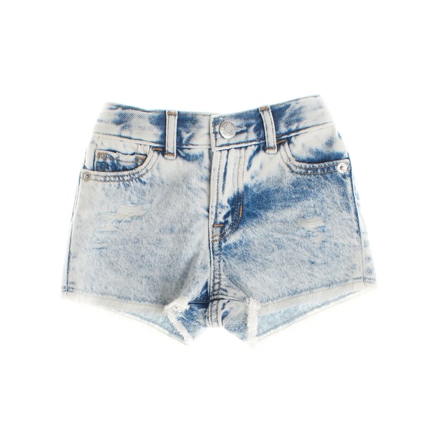 Denim shorts for girls with a modern and casual design.

 These shorts feature the classic five-pocket style, combining functionality and a timeless look.

 They have a hidden hook closure, making them easy to use.

 The waist is adjustable from the inside, ensuring a perfect fit and greater comfort.

 Subtle distressed details and a frayed finish at the bottom add an urban and casual touch, ideal for warm days and a cool, relaxed style.
 Composition: 100% Cotton
 Care:
- Machine wash cold.
 - Use similar colors in the wash.
 - Avoid the use of bleaches.
 - Dry at low temperature in the dryer.
 - Iron at low temperature.
 - Do not dry clean.
