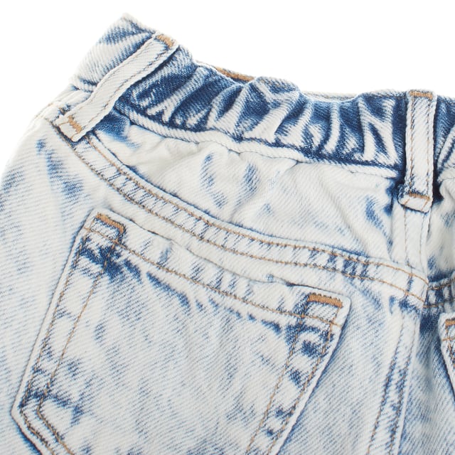 Denim shorts for girls with a modern and casual design.

 These shorts feature the classic five-pocket style, combining functionality and a timeless look.

 They have a hidden hook closure, making them easy to use.

 The waist is adjustable from the inside, ensuring a perfect fit and greater comfort.

 Subtle distressed details and a frayed finish at the bottom add an urban and casual touch, ideal for warm days and a cool, relaxed style.
 Composition: 100% Cotton
 Care:
- Machine wash cold.
 - Use similar colors in the wash.
 - Avoid the use of bleaches.
 - Dry at low temperature in the dryer.
 - Iron at low temperature.
 - Do not dry clean.