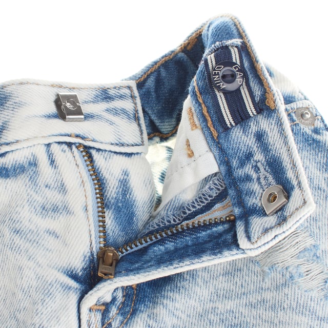 Denim shorts for girls with a modern and casual design.

 These shorts feature the classic five-pocket style, combining functionality and a timeless look.

 They have a hidden hook closure, making them easy to use.

 The waist is adjustable from the inside, ensuring a perfect fit and greater comfort.

 Subtle distressed details and a frayed finish at the bottom add an urban and casual touch, ideal for warm days and a cool, relaxed style.
 Composition: 100% Cotton
 Care:
- Machine wash cold.
 - Use similar colors in the wash.
 - Avoid the use of bleaches.
 - Dry at low temperature in the dryer.
 - Iron at low temperature.
 - Do not dry clean.