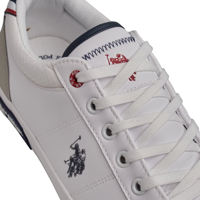 Inspiriert von der Tradition des Sports, entworfen für urbanen Stil.\n\n Die Sneaker von US POLO ASSN. bieten ein klares Design, das perfekt zu jedem Sportoutfit passt.\n Das Obermaterial aus Kunstleder verleiht Stil und Struktur, während die rutschfeste Gummisohle für sicheren Stand sorgt. Sie verfügen über das Markenlogo an der Seite und kontrastierende Details für ein unverwechselbares Finish.\n\n Details:\n - Obermaterial aus glattem, strapazierfähigem und pflegeleichtem Kunstleder.\n - Kontrastfarbener, gepolsterter Kragen mit Netzstruktur für zusätzlichen Komfort.\n - Schnürverschluss mit Metallösen für sicheren Sitz.\n - US Polo Assn.-Institutslogo an der Seite, der Zunge und der Sohle.\n - Weiße vulkanisierte Gummisohle mit verstärkter Spitze und seitlichem Markendetail.\n\n Ein sportliches Angebot, das Funktionalität und Stil vereint. Die perfekten Herren-Sneaker für alle, die alltägliche Leistung mit einem modernen und erkennbaren Design suchen.\n Komposition: Außenmaterial: Kunstleder, Innenmaterial: Textil, Sohle: Synthetik\n Pflege:\nMit einer weichen Bürste und neutraler Seife reinigen.\n Vermeiden Sie Maschinenwäsche.\n An der Luft trocknen lassen, vor direkter Sonneneinstrahlung schützen.