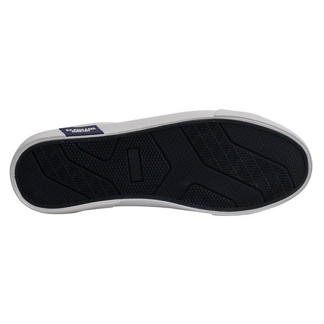 Inspiriert von der Tradition des Sports, entworfen für urbanen Stil.\n\n Die Sneaker von US POLO ASSN. bieten ein klares Design, das perfekt zu jedem Sportoutfit passt.\n Das Obermaterial aus Kunstleder verleiht Stil und Struktur, während die rutschfeste Gummisohle für sicheren Stand sorgt. Sie verfügen über das Markenlogo an der Seite und kontrastierende Details für ein unverwechselbares Finish.\n\n Details:\n - Obermaterial aus glattem, strapazierfähigem und pflegeleichtem Kunstleder.\n - Kontrastfarbener, gepolsterter Kragen mit Netzstruktur für zusätzlichen Komfort.\n - Schnürverschluss mit Metallösen für sicheren Sitz.\n - US Polo Assn.-Institutslogo an der Seite, der Zunge und der Sohle.\n - Weiße vulkanisierte Gummisohle mit verstärkter Spitze und seitlichem Markendetail.\n\n Ein sportliches Angebot, das Funktionalität und Stil vereint. Die perfekten Herren-Sneaker für alle, die alltägliche Leistung mit einem modernen und erkennbaren Design suchen.\n Komposition: Außenmaterial: Kunstleder, Innenmaterial: Textil, Sohle: Synthetik\n Pflege:\nMit einer weichen Bürste und neutraler Seife reinigen.\n Vermeiden Sie Maschinenwäsche.\n An der Luft trocknen lassen, vor direkter Sonneneinstrahlung schützen.