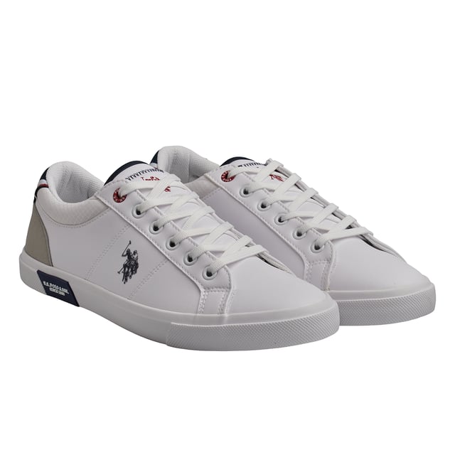 Inspiriert von der Tradition des Sports, entworfen für urbanen Stil.\n\n Die Sneaker von US POLO ASSN. bieten ein klares Design, das perfekt zu jedem Sportoutfit passt.\n Das Obermaterial aus Kunstleder verleiht Stil und Struktur, während die rutschfeste Gummisohle für sicheren Stand sorgt. Sie verfügen über das Markenlogo an der Seite und kontrastierende Details für ein unverwechselbares Finish.\n\n Details:\n - Obermaterial aus glattem, strapazierfähigem und pflegeleichtem Kunstleder.\n - Kontrastfarbener, gepolsterter Kragen mit Netzstruktur für zusätzlichen Komfort.\n - Schnürverschluss mit Metallösen für sicheren Sitz.\n - US Polo Assn.-Institutslogo an der Seite, der Zunge und der Sohle.\n - Weiße vulkanisierte Gummisohle mit verstärkter Spitze und seitlichem Markendetail.\n\n Ein sportliches Angebot, das Funktionalität und Stil vereint. Die perfekten Herren-Sneaker für alle, die alltägliche Leistung mit einem modernen und erkennbaren Design suchen.\n Komposition: Außenmaterial: Kunstleder, Innenmaterial: Textil, Sohle: Synthetik\n Pflege:\nMit einer weichen Bürste und neutraler Seife reinigen.\n Vermeiden Sie Maschinenwäsche.\n An der Luft trocknen lassen, vor direkter Sonneneinstrahlung schützen.