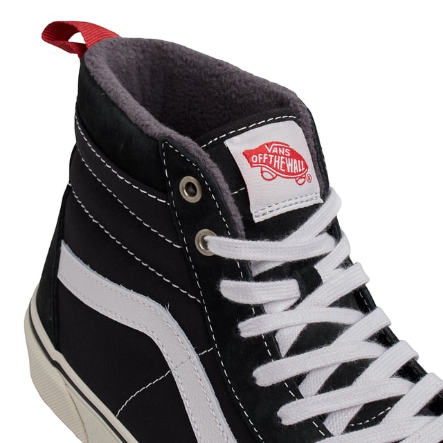 Sk8-Hi MTE-1 VN0A5HZY6BT1 Herren High-Top-Sneaker Vans Hohe Sk8-Hi MTE-1 Turnschuhe\n\n Der Vans Sk8-Hi MTE-1 ist eine technische Option der Urban-Linie der Marke und bietet Komfort und Grip unter wechselnden Bedingungen. Dieses Modell bewahrt eine klassische Ästhetik mit verstärkten Materialien und funktionalen Details, ideal für kaltes oder nasses Klima.\n\n Details:\n - Obermaterial aus strapazierfähigem Wildleder und Canvas.\n - Warmes Futter mit MTE-1-Isolierung.\n - Vulkanisierte Konstruktion.\n - Gewebtes Logo-Etikett auf der Zunge.\n - Seitlicher Seitenstreifen.\n - MTE-1-Sohle mit umgekehrtem Waffelmuster.\n - Flache Schnürsenkel.\n\n Vans Sneaker sind viel mehr als nur Schuhe: Sie repräsentieren eine Haltung, einen urbanen und rebellischen Lebensstil. Ob in der klassischen Old Skool-Silhouette, dem ikonischen Slip-On oder modernen Kollaborationen mit Künstlern und Marken – Vans bleibt ein Symbol für Authentizität, Kreativität und alternative Kultur.\n Komposition: Außenmaterial: Wildleder, Canvas; Innenmaterial: Textil; Sohle: Synthetik\n Pflege:\nMit einer weichen Bürste und neutraler Seife reinigen.\n Vermeiden Sie Maschinenwäsche.\n An der Luft trocknen lassen, vor direkter Sonneneinstrahlung schützen.