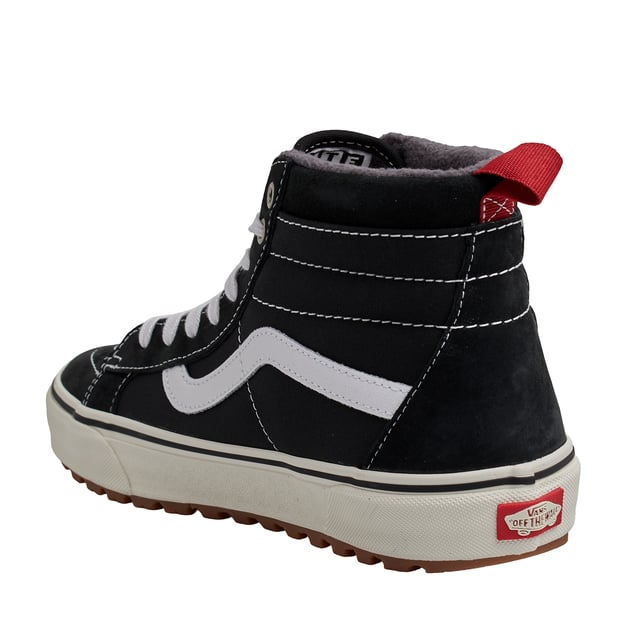 Sk8-Hi MTE-1 VN0A5HZY6BT1 Herren High-Top-Sneaker Vans Hohe Sk8-Hi MTE-1 Turnschuhe\n\n Der Vans Sk8-Hi MTE-1 ist eine technische Option der Urban-Linie der Marke und bietet Komfort und Grip unter wechselnden Bedingungen. Dieses Modell bewahrt eine klassische Ästhetik mit verstärkten Materialien und funktionalen Details, ideal für kaltes oder nasses Klima.\n\n Details:\n - Obermaterial aus strapazierfähigem Wildleder und Canvas.\n - Warmes Futter mit MTE-1-Isolierung.\n - Vulkanisierte Konstruktion.\n - Gewebtes Logo-Etikett auf der Zunge.\n - Seitlicher Seitenstreifen.\n - MTE-1-Sohle mit umgekehrtem Waffelmuster.\n - Flache Schnürsenkel.\n\n Vans Sneaker sind viel mehr als nur Schuhe: Sie repräsentieren eine Haltung, einen urbanen und rebellischen Lebensstil. Ob in der klassischen Old Skool-Silhouette, dem ikonischen Slip-On oder modernen Kollaborationen mit Künstlern und Marken – Vans bleibt ein Symbol für Authentizität, Kreativität und alternative Kultur.\n Komposition: Außenmaterial: Wildleder, Canvas; Innenmaterial: Textil; Sohle: Synthetik\n Pflege:\nMit einer weichen Bürste und neutraler Seife reinigen.\n Vermeiden Sie Maschinenwäsche.\n An der Luft trocknen lassen, vor direkter Sonneneinstrahlung schützen.