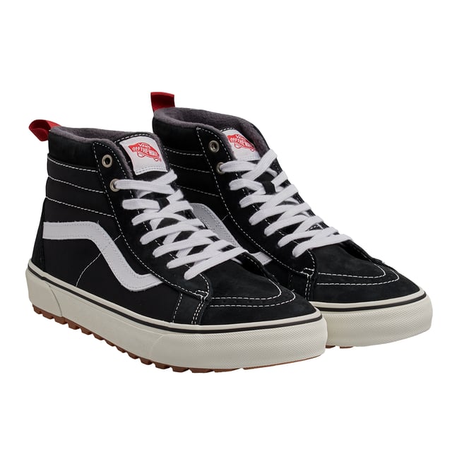 Sk8-Hi MTE-1 VN0A5HZY6BT1 Herren High-Top-Sneaker Vans Hohe Sk8-Hi MTE-1 Turnschuhe\n\n Der Vans Sk8-Hi MTE-1 ist eine technische Option der Urban-Linie der Marke und bietet Komfort und Grip unter wechselnden Bedingungen. Dieses Modell bewahrt eine klassische Ästhetik mit verstärkten Materialien und funktionalen Details, ideal für kaltes oder nasses Klima.\n\n Details:\n - Obermaterial aus strapazierfähigem Wildleder und Canvas.\n - Warmes Futter mit MTE-1-Isolierung.\n - Vulkanisierte Konstruktion.\n - Gewebtes Logo-Etikett auf der Zunge.\n - Seitlicher Seitenstreifen.\n - MTE-1-Sohle mit umgekehrtem Waffelmuster.\n - Flache Schnürsenkel.\n\n Vans Sneaker sind viel mehr als nur Schuhe: Sie repräsentieren eine Haltung, einen urbanen und rebellischen Lebensstil. Ob in der klassischen Old Skool-Silhouette, dem ikonischen Slip-On oder modernen Kollaborationen mit Künstlern und Marken – Vans bleibt ein Symbol für Authentizität, Kreativität und alternative Kultur.\n Komposition: Außenmaterial: Wildleder, Canvas; Innenmaterial: Textil; Sohle: Synthetik\n Pflege:\nMit einer weichen Bürste und neutraler Seife reinigen.\n Vermeiden Sie Maschinenwäsche.\n An der Luft trocknen lassen, vor direkter Sonneneinstrahlung schützen.