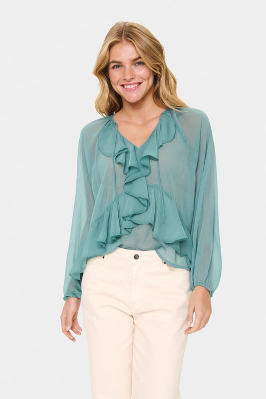 Die leichte Bluse mit Rüschen und lockerer Passform besticht durch einen Rundhalsausschnitt mit Bindeband, lange Ärmel und ein feminines Design. Ideal für flexible Stylingmöglichkeiten und angenehmen Tragekomfort.  Schonwäsche 30°, Nicht bleichen, Nicht im Trockner trocknen, Tropnass aufhängen, Kalt bügeln max. 110° C, Nicht trockenreinigen  100% Polyester (Recycelt)
