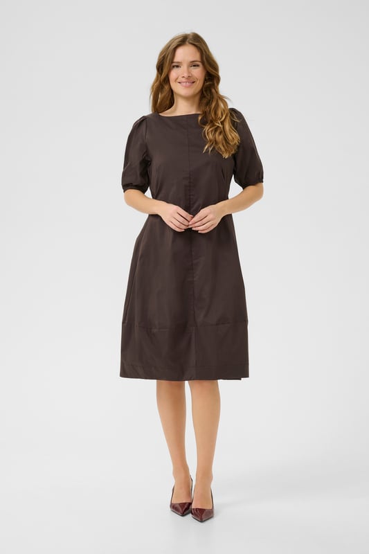 Casual fit,Onder de knie,Korte mouwen  Fijne was 30°, niet bleken, niet in de droger drogen, Liggend laten drogen., koud strijken max. 110° C, Droogreiniging  65% Katoen,33% Polyester,2% Elastaan