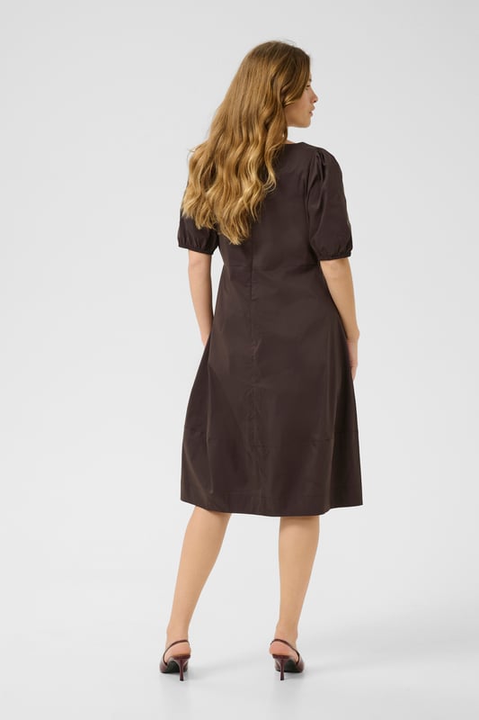 Casual fit,Onder de knie,Korte mouwen  Fijne was 30°, niet bleken, niet in de droger drogen, Liggend laten drogen., koud strijken max. 110° C, Droogreiniging  65% Katoen,33% Polyester,2% Elastaan