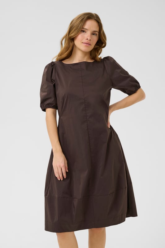 Casual fit,Onder de knie,Korte mouwen  Fijne was 30°, niet bleken, niet in de droger drogen, Liggend laten drogen., koud strijken max. 110° C, Droogreiniging  65% Katoen,33% Polyester,2% Elastaan