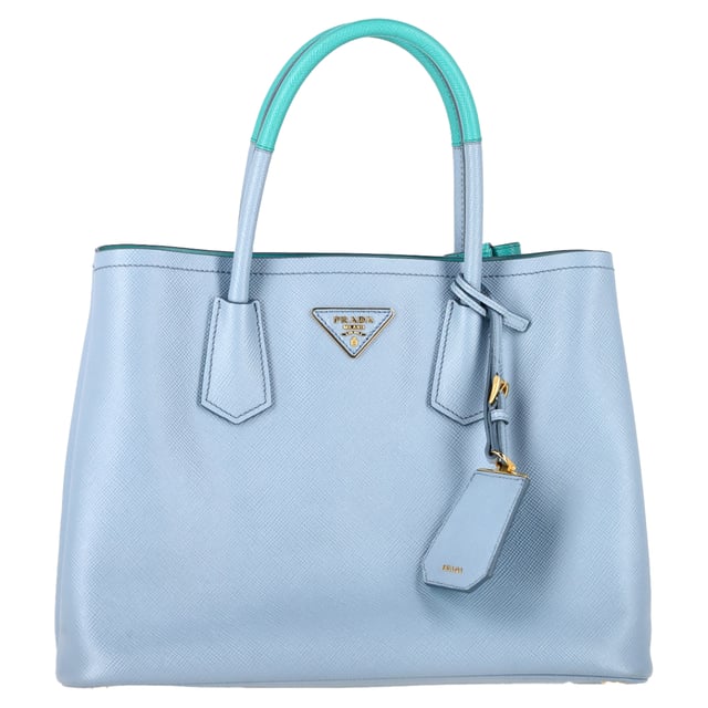Prada Medium Cuir Double Tote Bag aus blauem Leder Empfohlener Verkaufspreis
Die Prada Medium Cuir Double Tote Bag aus blauem Leder ist ein raffiniertes Statement-Stück, das strukturierte Eleganz mit einem kräftigen Farbkontrast verbindet. Ihr geräumiger Innenraum und das Design mit zwei Henkeln bieten Funktionalität und edlen Look – perfekt für den Alltag. Styling-Tipp: Peppen Sie Ihr Büro-Outfit auf, indem Sie sie mit einer frischen weißen Bluse und einer marineblauen Anzughose kombinieren, um die zweifarbige Palette zum Strahlen zu bringen.
Prada Medium Cuir Double Tote Bag aus blauem Leder
Zustand: Ausgezeichnet
Gebrauchsspuren: Kein Etikett, Keine sichtbaren Gebrauchsspuren. Unbenutzt oder einmal getragen, aber wie neu.
Verpackung: Staubbeutel
Farbe: Blau
Material: Leder | Saffianoleder
Größe: Einheitsgröße | Einheitsgröße
Maße: Breite: 150; Höhe: 250; Länge: 330; Henkellänge: 130; Riemenlänge: 0
Artikelnummer: NAPPUGBBA506786W