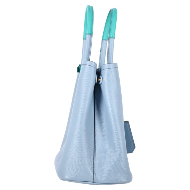 Prada Medium Cuir Double Tote Bag aus blauem Leder Empfohlener Verkaufspreis
Die Prada Medium Cuir Double Tote Bag aus blauem Leder ist ein raffiniertes Statement-Stück, das strukturierte Eleganz mit einem kräftigen Farbkontrast verbindet. Ihr geräumiger Innenraum und das Design mit zwei Henkeln bieten Funktionalität und edlen Look – perfekt für den Alltag. Styling-Tipp: Peppen Sie Ihr Büro-Outfit auf, indem Sie sie mit einer frischen weißen Bluse und einer marineblauen Anzughose kombinieren, um die zweifarbige Palette zum Strahlen zu bringen.
Prada Medium Cuir Double Tote Bag aus blauem Leder
Zustand: Ausgezeichnet
Gebrauchsspuren: Kein Etikett, Keine sichtbaren Gebrauchsspuren. Unbenutzt oder einmal getragen, aber wie neu.
Verpackung: Staubbeutel
Farbe: Blau
Material: Leder | Saffianoleder
Größe: Einheitsgröße | Einheitsgröße
Maße: Breite: 150; Höhe: 250; Länge: 330; Henkellänge: 130; Riemenlänge: 0
Artikelnummer: NAPPUGBBA506786W