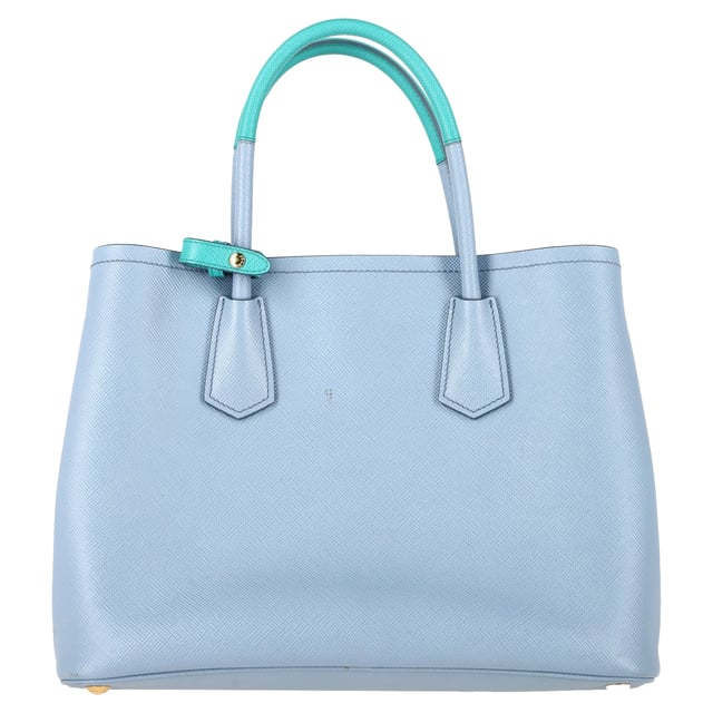 Prada Medium Cuir Double Tote Bag aus blauem Leder Empfohlener Verkaufspreis
Die Prada Medium Cuir Double Tote Bag aus blauem Leder ist ein raffiniertes Statement-Stück, das strukturierte Eleganz mit einem kräftigen Farbkontrast verbindet. Ihr geräumiger Innenraum und das Design mit zwei Henkeln bieten Funktionalität und edlen Look – perfekt für den Alltag. Styling-Tipp: Peppen Sie Ihr Büro-Outfit auf, indem Sie sie mit einer frischen weißen Bluse und einer marineblauen Anzughose kombinieren, um die zweifarbige Palette zum Strahlen zu bringen.
Prada Medium Cuir Double Tote Bag aus blauem Leder
Zustand: Ausgezeichnet
Gebrauchsspuren: Kein Etikett, Keine sichtbaren Gebrauchsspuren. Unbenutzt oder einmal getragen, aber wie neu.
Verpackung: Staubbeutel
Farbe: Blau
Material: Leder | Saffianoleder
Größe: Einheitsgröße | Einheitsgröße
Maße: Breite: 150; Höhe: 250; Länge: 330; Henkellänge: 130; Riemenlänge: 0
Artikelnummer: NAPPUGBBA506786W