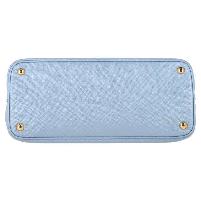 Prada Medium Cuir Double Tote Bag aus blauem Leder Empfohlener Verkaufspreis
Die Prada Medium Cuir Double Tote Bag aus blauem Leder ist ein raffiniertes Statement-Stück, das strukturierte Eleganz mit einem kräftigen Farbkontrast verbindet. Ihr geräumiger Innenraum und das Design mit zwei Henkeln bieten Funktionalität und edlen Look – perfekt für den Alltag. Styling-Tipp: Peppen Sie Ihr Büro-Outfit auf, indem Sie sie mit einer frischen weißen Bluse und einer marineblauen Anzughose kombinieren, um die zweifarbige Palette zum Strahlen zu bringen.
Prada Medium Cuir Double Tote Bag aus blauem Leder
Zustand: Ausgezeichnet
Gebrauchsspuren: Kein Etikett, Keine sichtbaren Gebrauchsspuren. Unbenutzt oder einmal getragen, aber wie neu.
Verpackung: Staubbeutel
Farbe: Blau
Material: Leder | Saffianoleder
Größe: Einheitsgröße | Einheitsgröße
Maße: Breite: 150; Höhe: 250; Länge: 330; Henkellänge: 130; Riemenlänge: 0
Artikelnummer: NAPPUGBBA506786W