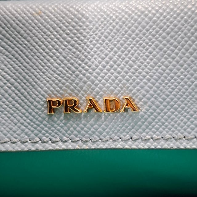Prada Medium Cuir Double Tote Bag aus blauem Leder Empfohlener Verkaufspreis
Die Prada Medium Cuir Double Tote Bag aus blauem Leder ist ein raffiniertes Statement-Stück, das strukturierte Eleganz mit einem kräftigen Farbkontrast verbindet. Ihr geräumiger Innenraum und das Design mit zwei Henkeln bieten Funktionalität und edlen Look – perfekt für den Alltag. Styling-Tipp: Peppen Sie Ihr Büro-Outfit auf, indem Sie sie mit einer frischen weißen Bluse und einer marineblauen Anzughose kombinieren, um die zweifarbige Palette zum Strahlen zu bringen.
Prada Medium Cuir Double Tote Bag aus blauem Leder
Zustand: Ausgezeichnet
Gebrauchsspuren: Kein Etikett, Keine sichtbaren Gebrauchsspuren. Unbenutzt oder einmal getragen, aber wie neu.
Verpackung: Staubbeutel
Farbe: Blau
Material: Leder | Saffianoleder
Größe: Einheitsgröße | Einheitsgröße
Maße: Breite: 150; Höhe: 250; Länge: 330; Henkellänge: 130; Riemenlänge: 0
Artikelnummer: NAPPUGBBA506786W