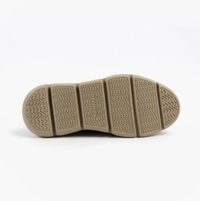 These men's casual shoes feature a leather upper, textile lining, and rubber sole with air-cooled memory foam for comfort. Ideal for everyday wear with a relaxed fit and lace-up closure