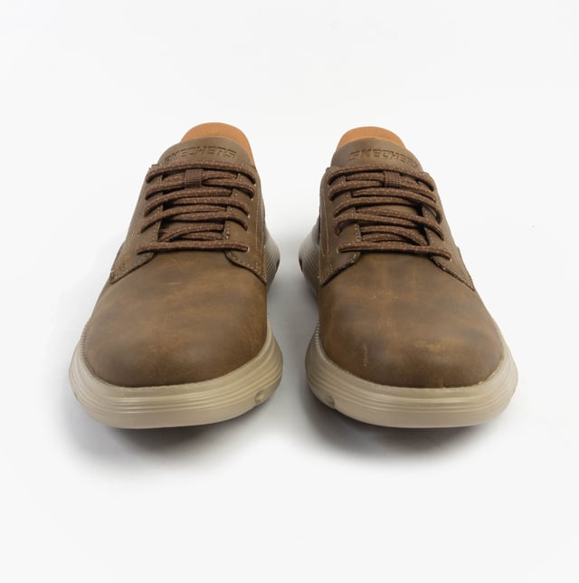 These men's casual shoes feature a leather upper, textile lining, and rubber sole with air-cooled memory foam for comfort. Ideal for everyday wear with a relaxed fit and lace-up closure