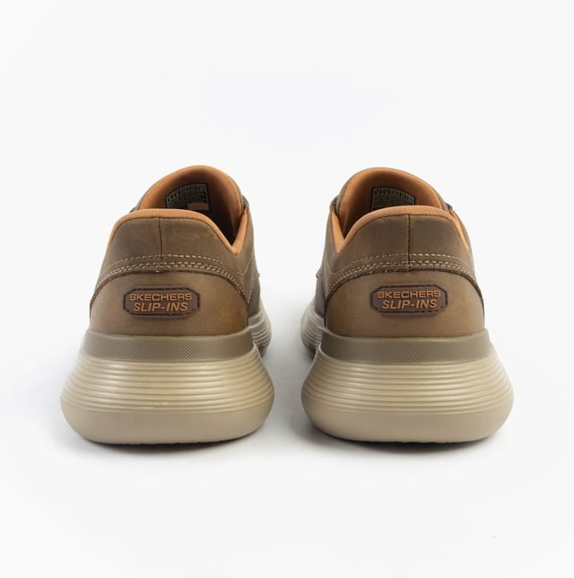 These men's casual shoes feature a leather upper, textile lining, and rubber sole with air-cooled memory foam for comfort. Ideal for everyday wear with a relaxed fit and lace-up closure