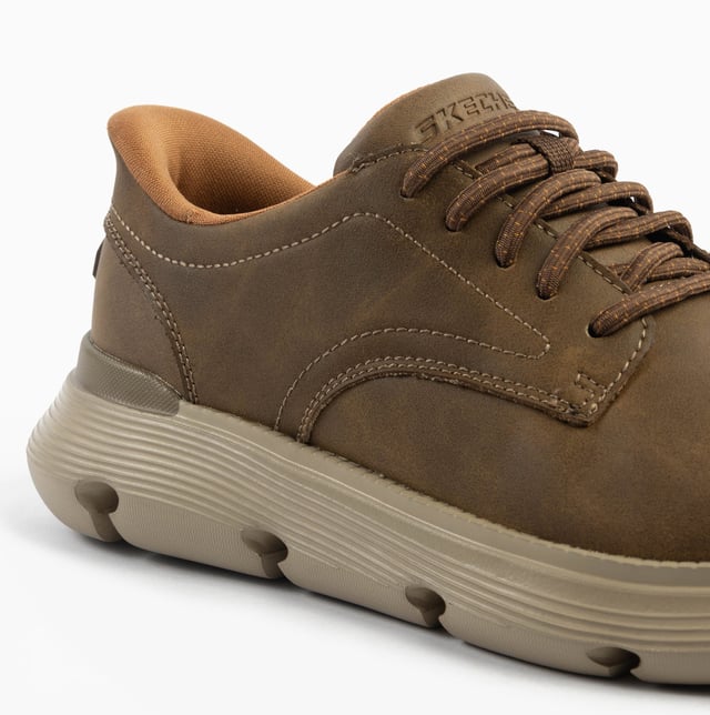 These men's casual shoes feature a leather upper, textile lining, and rubber sole with air-cooled memory foam for comfort. Ideal for everyday wear with a relaxed fit and lace-up closure