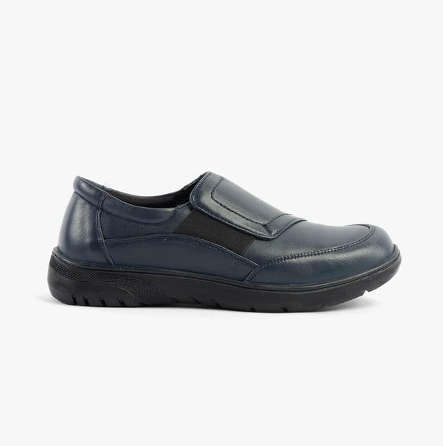 These casual women's shoes feature a leather upper, textile lining, rubber sole, and a wide fit with a low heel, offering comfort for everyday wear