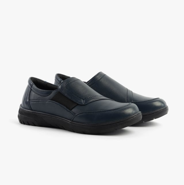 These casual women's shoes feature a leather upper, textile lining, rubber sole, and a wide fit with a low heel, offering comfort for everyday wear