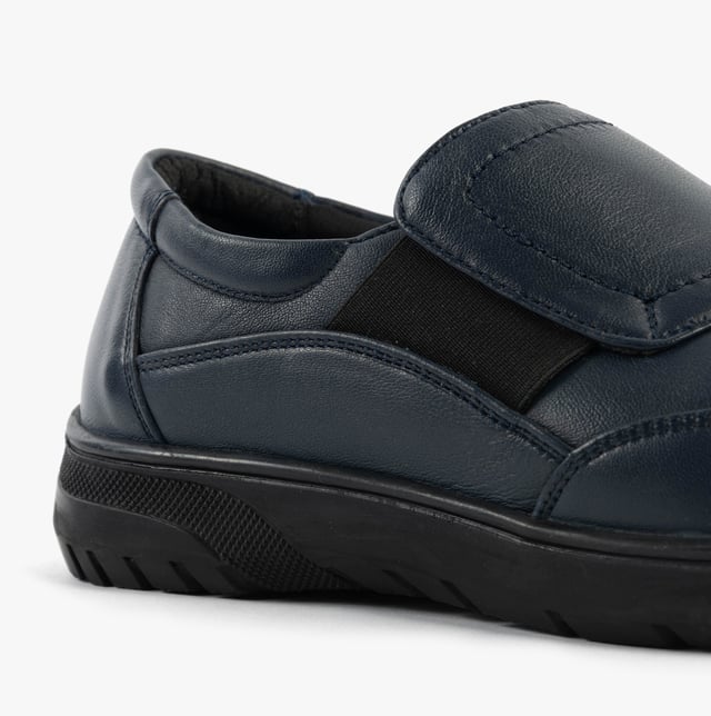These casual women's shoes feature a leather upper, textile lining, rubber sole, and a wide fit with a low heel, offering comfort for everyday wear
