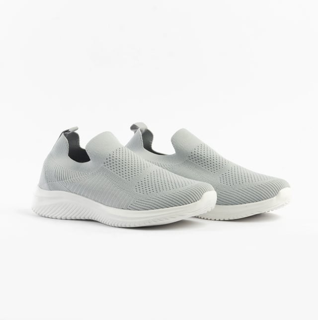 These casual women's slip-on shoes feature a textile upper, breathable lining, and rubber sole with a low heel, offering comfort and easy wear for everyday activities