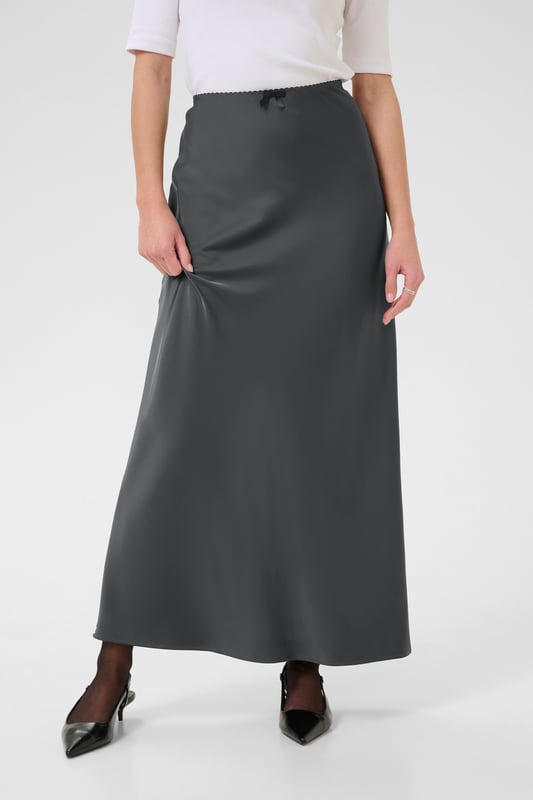 Dieser Damen-Satin-Unterrock überzeugt mit geradem Schnitt und knöchellanger Länge. Ein elastischer Bund sorgt für angenehmen Tragekomfort und schlichte Eleganz für vielseitige Outfit-Optionen.  Schonwäsche 30°, Nicht bleichen, Nicht im Trockner trocknen, Tropnass aufhängen im Schatten, Kalt bügeln max. 110° C, Trockenreinigung  97% Polyester,3% Elasthan