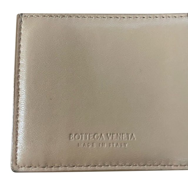 VINTAGE, RRP AS NEW
Make a stylish statement with the Bottega Veneta Intrecciato Card Holder in timeless beige leather. This card holder boasts the brand's iconic woven design that is synonymous with sophistication and quality. The compact size and practical layout make it an essential accessory for storing your cards with ease. From business cards to credit cards, this sleek and elegant card holder from Bottega Veneta will keep your essentials organized in style.

Bottega Veneta Intrecciato Card Holder in Beige Leather
Condition: Excellent
Signs of wear:  No sign of wear.
Packaging: None
Color: Beige 
Material: Leather 
Size: ONE SIZE
Measurements: Width: 10; Height: 80; Length: 115
SKU: NAPPUGBAC372896W
