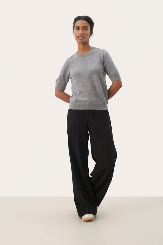 Kurzarm-Stricktop mit regulärer Passform, Rundhalsausschnitt und Rippbündchen. Vielseitig kombinierbar und bequem für Alltag und Büro.  Handwäsche, Nicht bleichen, Nicht im Trockner trocknen, Liegend trocken., Kalt bügeln max. 110° C, Trockenreinigung  100% Wolle (zertifiziert)