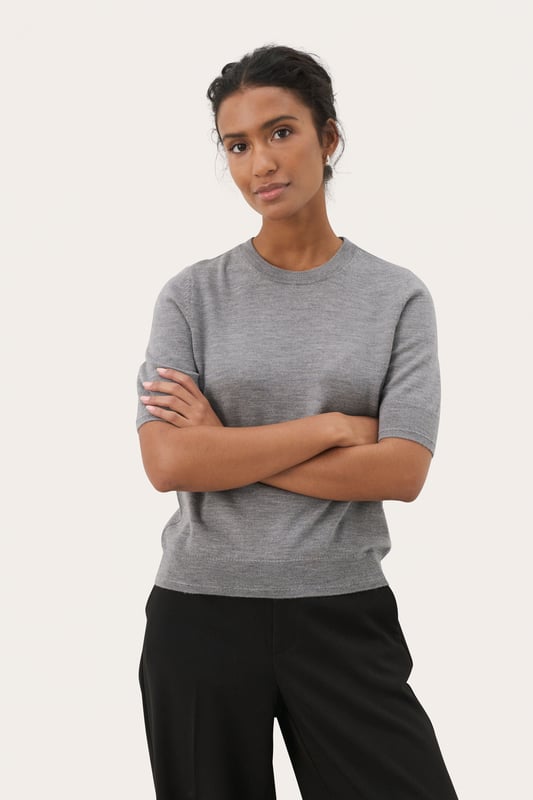 Kurzarm-Stricktop mit regulärer Passform, Rundhalsausschnitt und Rippbündchen. Vielseitig kombinierbar und bequem für Alltag und Büro.  Handwäsche, Nicht bleichen, Nicht im Trockner trocknen, Liegend trocken., Kalt bügeln max. 110° C, Trockenreinigung  100% Wolle (zertifiziert)