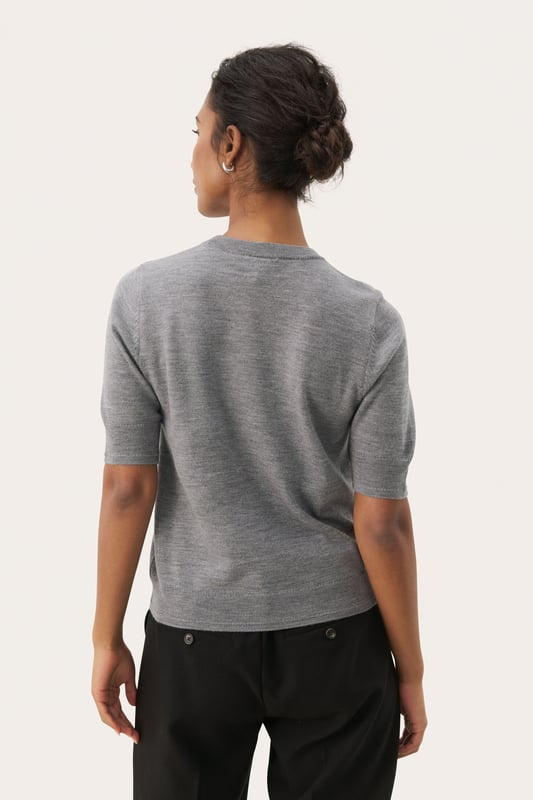 Kurzarm-Stricktop mit regulärer Passform, Rundhalsausschnitt und Rippbündchen. Vielseitig kombinierbar und bequem für Alltag und Büro.  Handwäsche, Nicht bleichen, Nicht im Trockner trocknen, Liegend trocken., Kalt bügeln max. 110° C, Trockenreinigung  100% Wolle (zertifiziert)