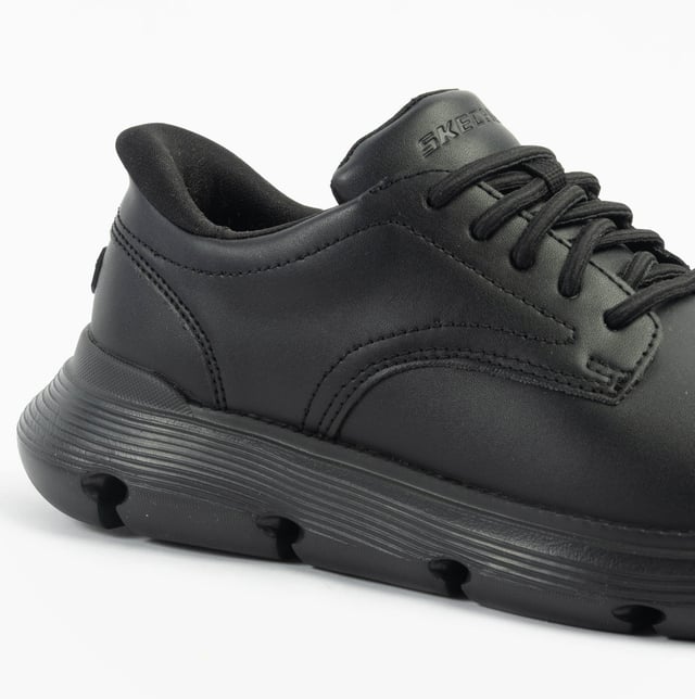 These casual men's shoes feature a leather upper, textile lining, and rubber sole with air-cooled memory foam for comfort. Ideal for everyday wear with a relaxed fit