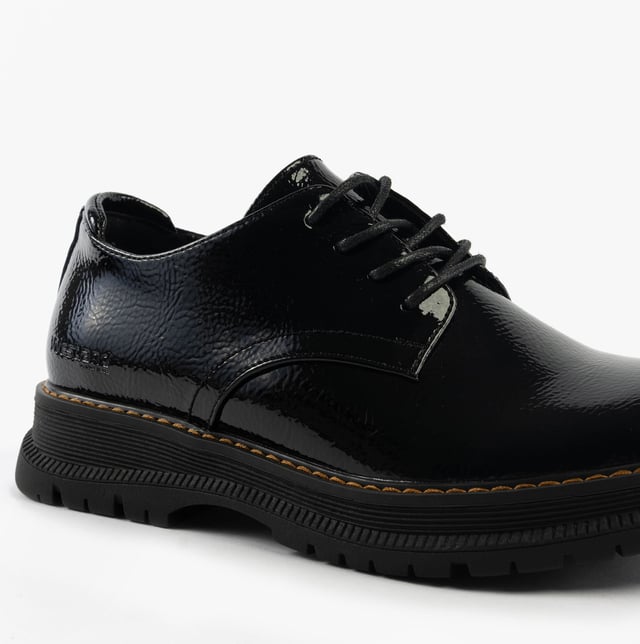 These casual women's shoes feature a leather upper, textile lining, rubber sole, and lace-up closure. Designed for comfort and breathability with a low heel and round toe