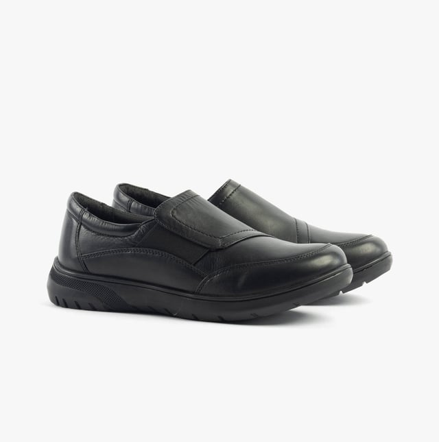 These casual women's shoes feature a leather upper, textile lining, rubber sole, and a wide fit with a low heel, offering comfort for everyday wear