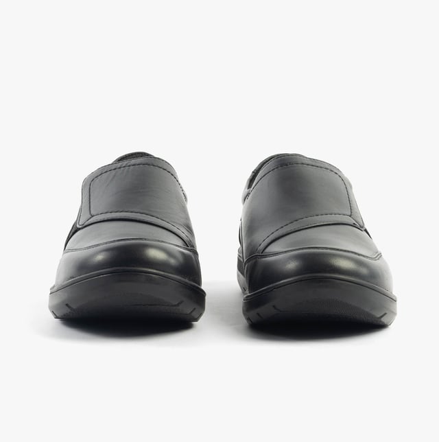 These casual women's shoes feature a leather upper, textile lining, rubber sole, and a wide fit with a low heel, offering comfort for everyday wear