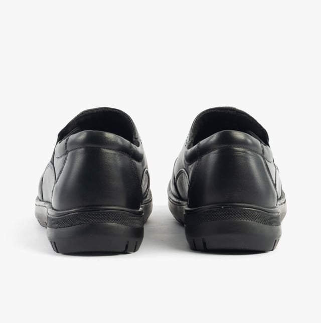 These casual women's shoes feature a leather upper, textile lining, rubber sole, and a wide fit with a low heel, offering comfort for everyday wear