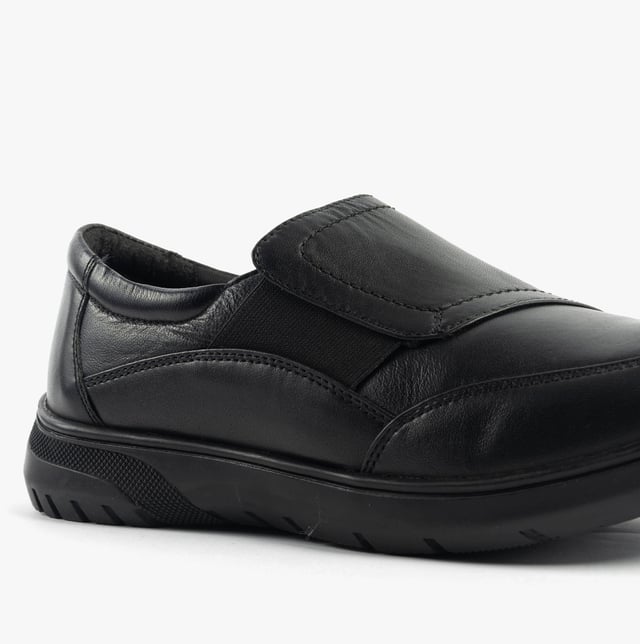 These casual women's shoes feature a leather upper, textile lining, rubber sole, and a wide fit with a low heel, offering comfort for everyday wear